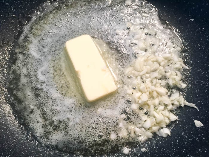バターでニンニクを焦がさないように炒めます